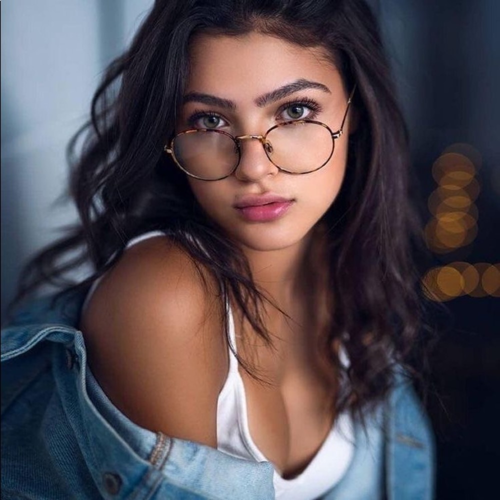 Meet your Posher, Henna